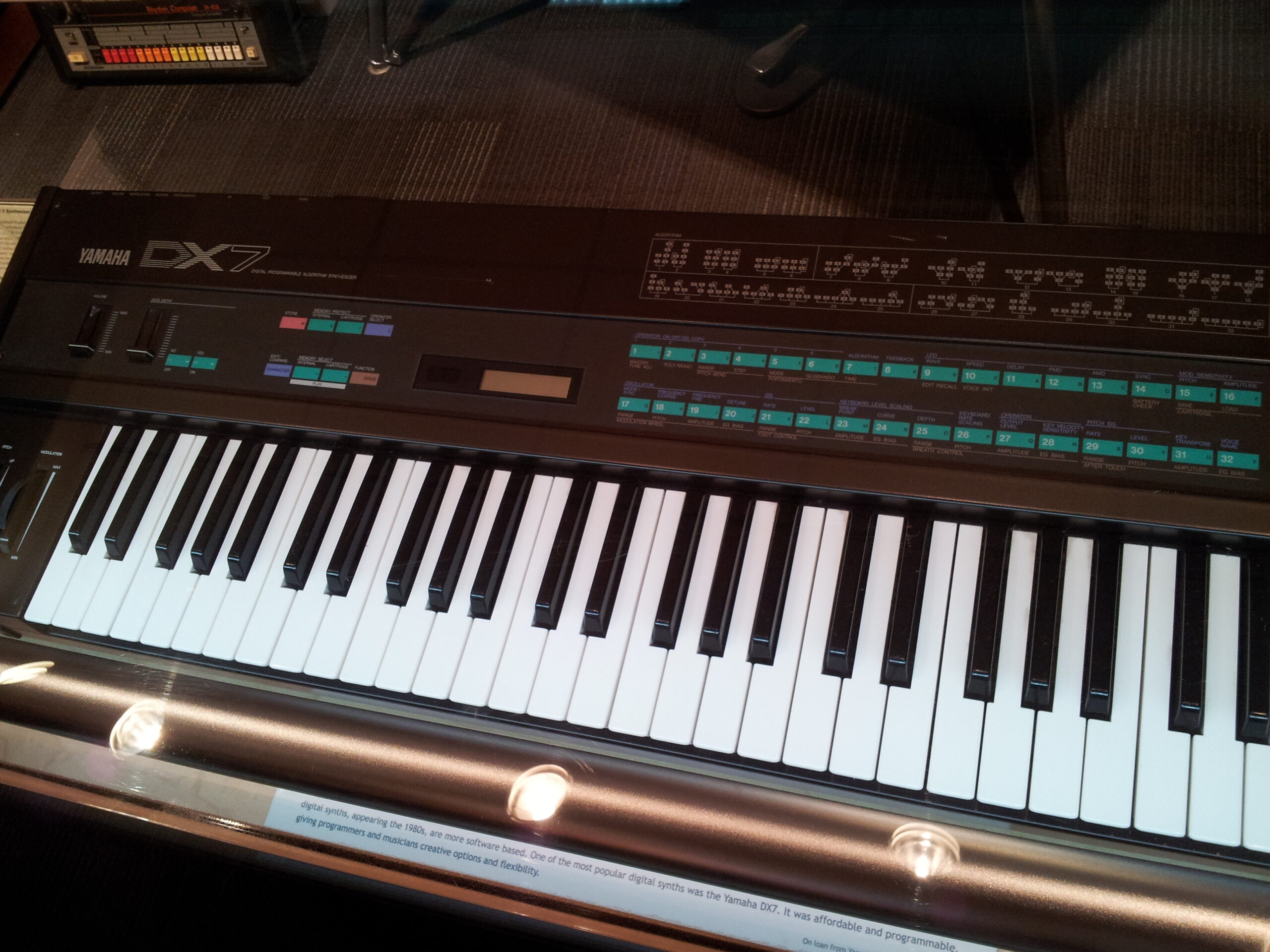 ヤマハDX7（FMシンセサイザー）